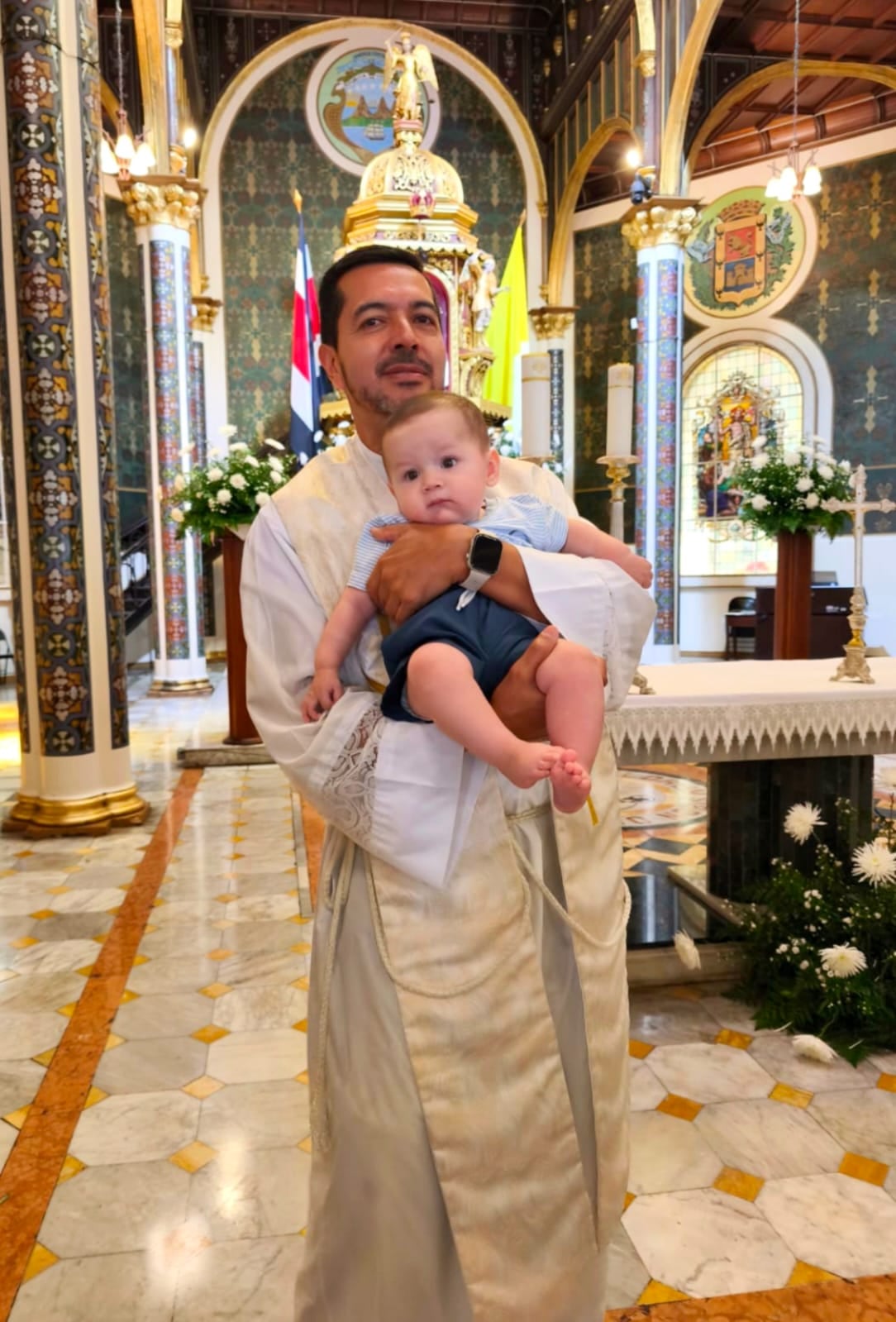 La historia de Antonio Navarro Madrigal no comienza en un hospital de España, sino a los pies de la virgencita de los Ángeles, donde su mamá, Fanny Madrigal, aprendió a convertir el dolor en esperanza.