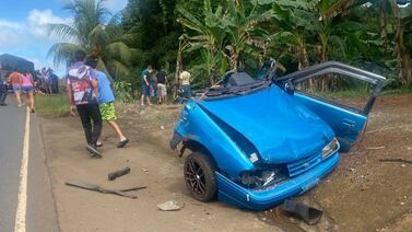 Carro queda partido en dos tras brutal choque y una persona pierde la vida