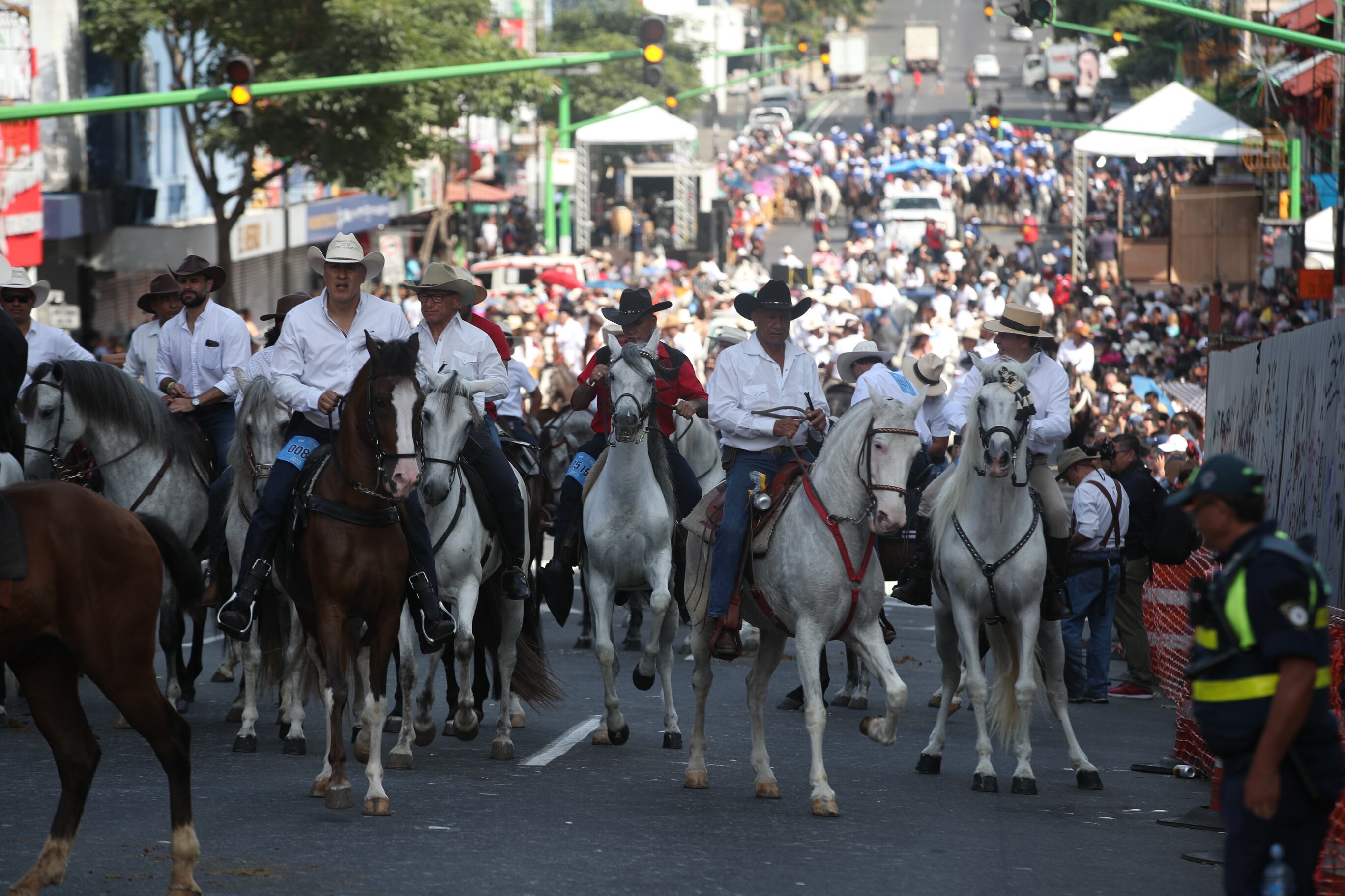 Decenas de personas montan caballos