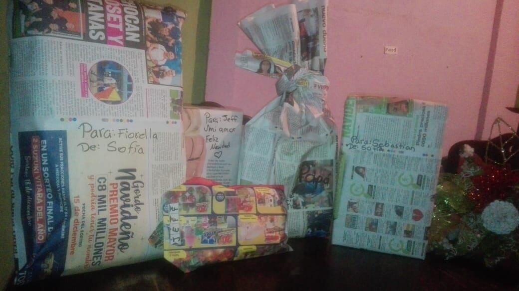 Reutilízame, envuelva los regalos con periódico
