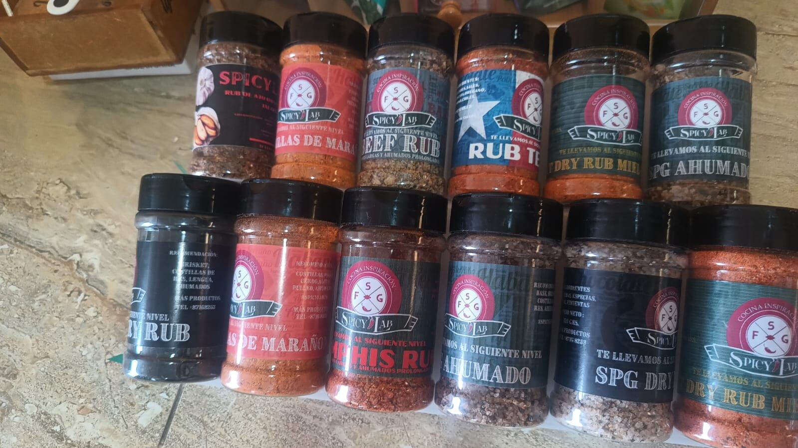 En Sabanilla de Montes de Oca hay un muchacho que desde muy joven decidió que quería ser su propio jefe y forjarse un futuro a puro esfuerzo. Fabián Sánchez Girón, de apenas 17 años, tiene un negocio de condimentos y sales gourmet llamado Spicylabcr, un sueño que comenzó a los 15 y que ha ido creciendo con el tiempo.