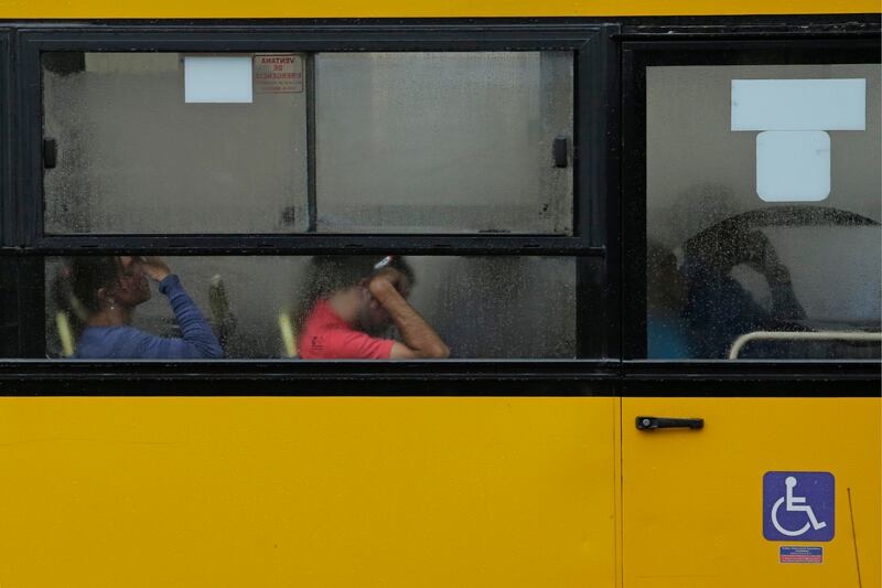 Pasajeros dentro de un bus en el centro de San José.