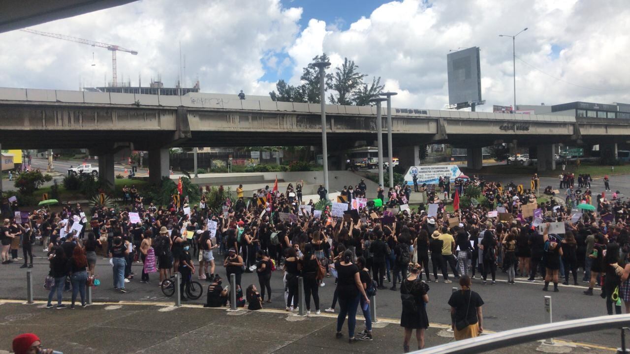 Manifestación en San José por homicidio de Allison Bonilla y otras mujeres asesinadas. Foto Silvia Coto.