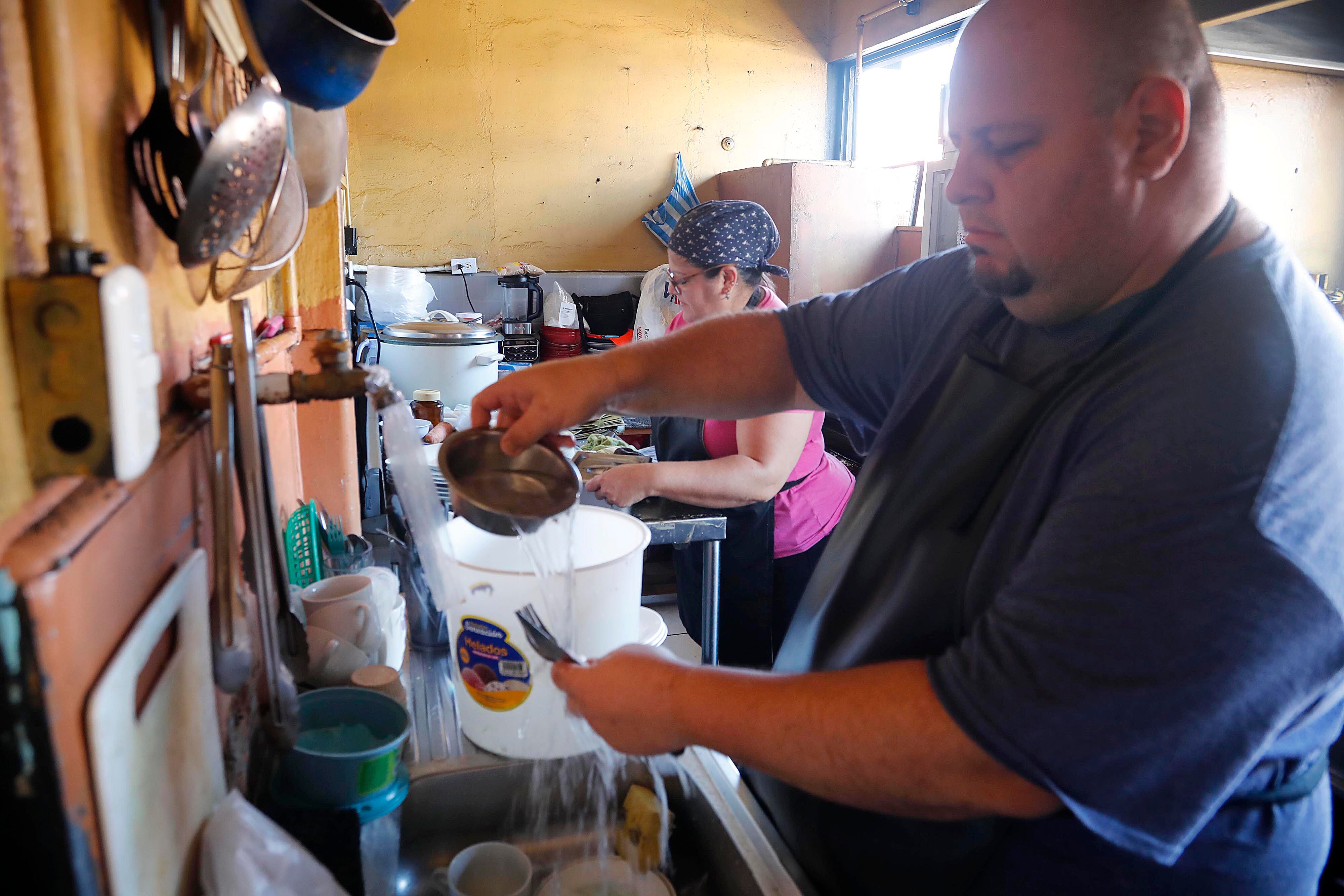 31/01/2024    Recorrido por Moravia, Guadalupe y Tibás, cantones afectados por el agua contaminada y en los que las imágenes de la gente haciendo fila con recipientes para recoger agua que llevan los camiones repartidores son recurrentes. Pese a la crisis este lavacar operaba con relativa normalidad en el centro de Moravia, a las 9:21 a.m. Foto: Rafael Pacheco Granados