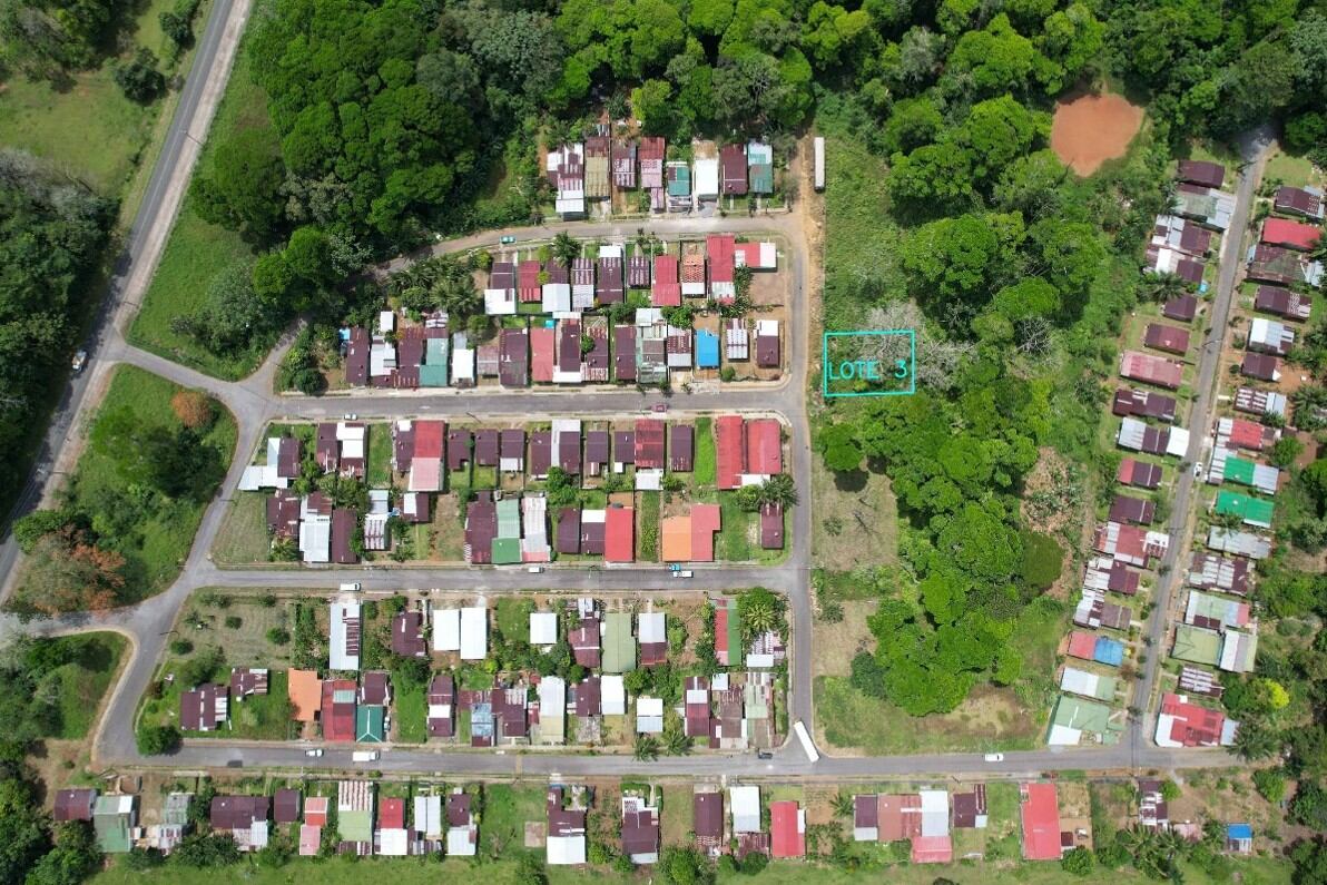 Este otro terreno en Sarapiquí se encuentra en el Barrio El Tucán.