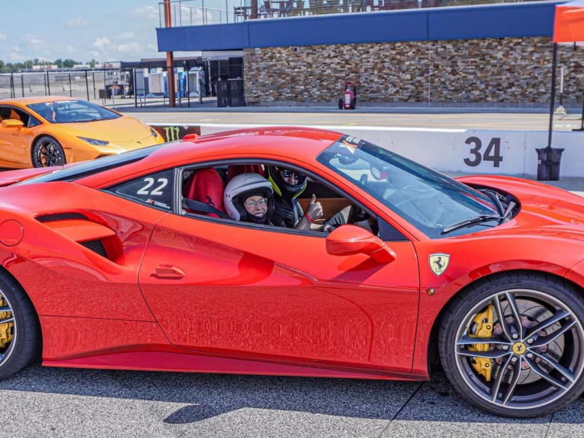 Donna Maddox es una abuelita poco convencional, amante de la velocidad y la adrenalina. Foto tomada del Instagram de Walton Senior Living.