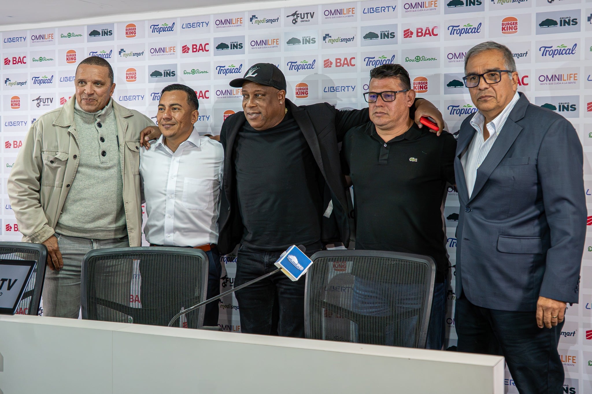 Raúl Ovares (camisa blanca) asistente técnico del Saprissa.