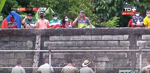 Los aficionados no se querían bajar de la tapia y por eso se suspendió el partido. Captura de video de TD Más.