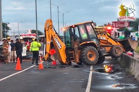 Choque de carro y back hoe deja una mañana complicada en la entrada de Liberia