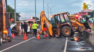 Choque de carro y back hoe deja una mañana complicada en la entrada de Liberia