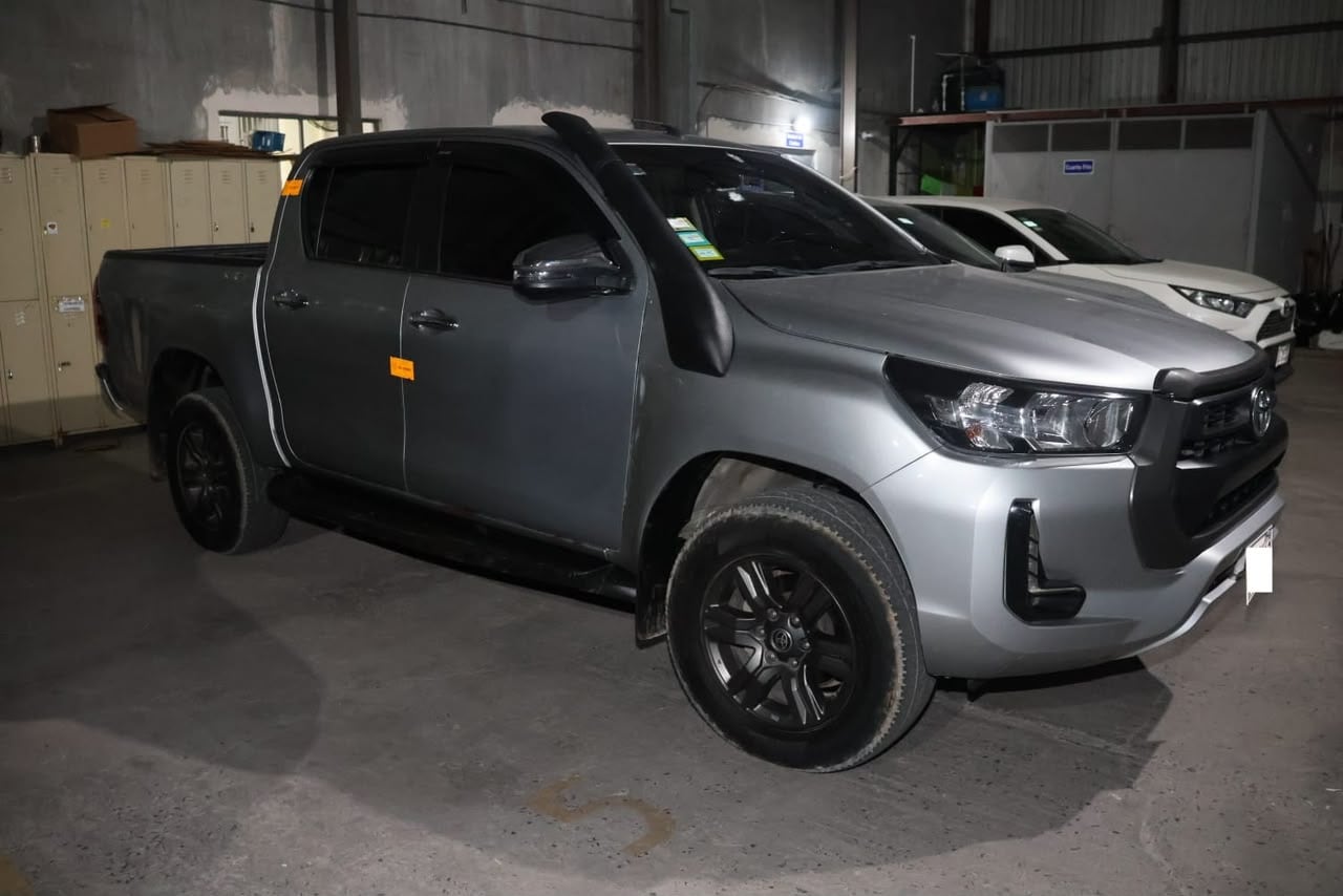Los sospechosos casi son ejecutados dentro del carro que robaron.