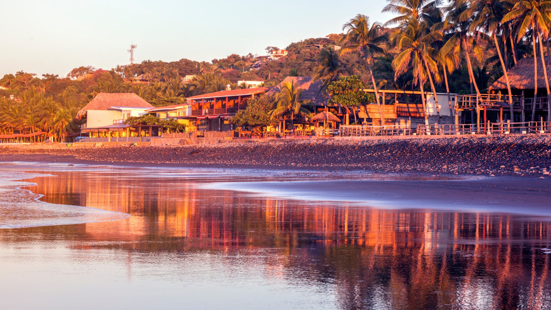 Playa El Tunco en El Salvador destaca por sus olas ideales para surf, atardeceres vibrantes y un ambiente local lleno de sabor y autenticidad.
