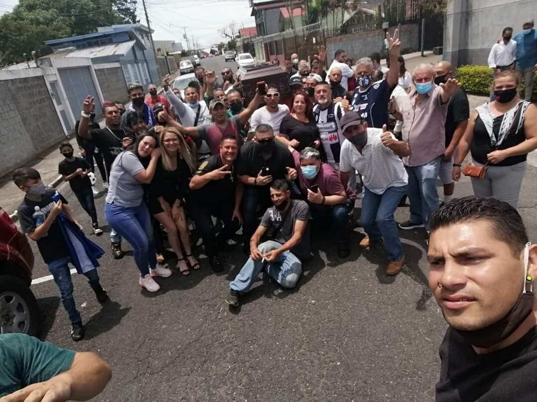 Bailando y saltando una gran canción roquera de los años setentas, con el ataúd en los hombros, amigos y compas del trabajo despidieron a don Adrián Granados Núñez, un taxista informal que amó hasta su último día al Club Sport Cartaginés