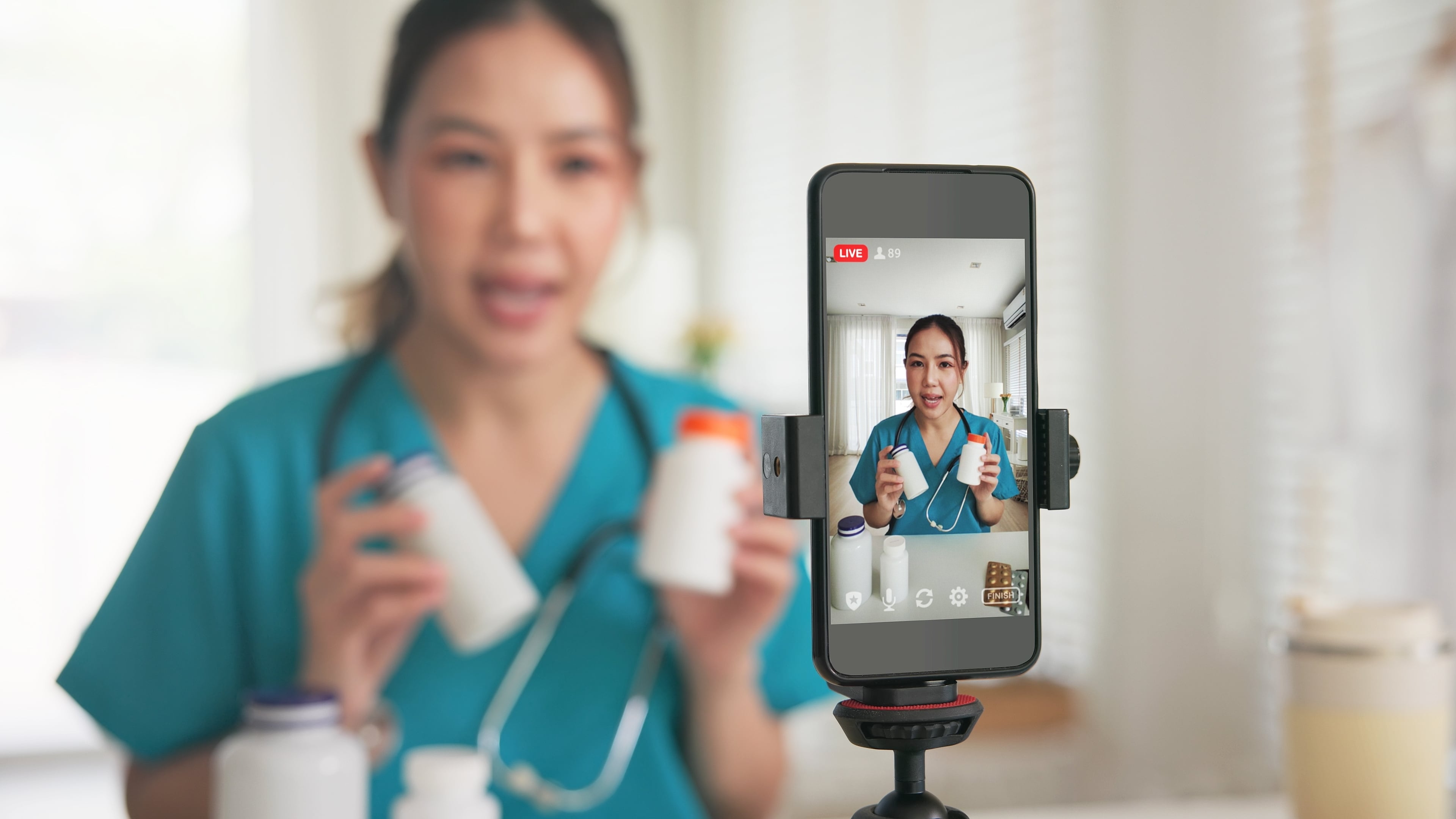 Médicos influencers, medicina y algoritmo, joven médica haciendo video sobre medicamentos para redes
