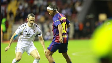 Clásico de leyendas del Real Madrid y Barcelona tuvo un altercado que terminó con un aficionado siendo sacado del estadio