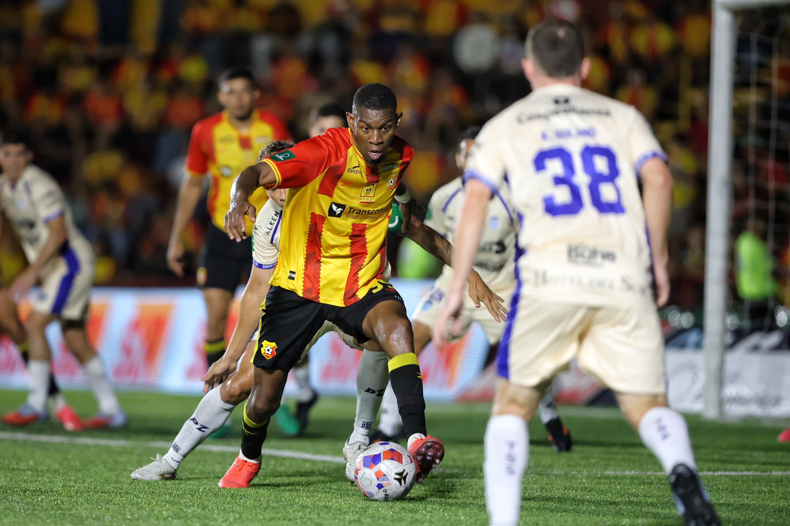 05/09/2026/ Juego entre Club Sport Herediano vs Municipal Pérez Zeledón por la jornada siete del torneo apertura de la Liga Promerica en el estadio Carlos Alvarado / foto John Durán