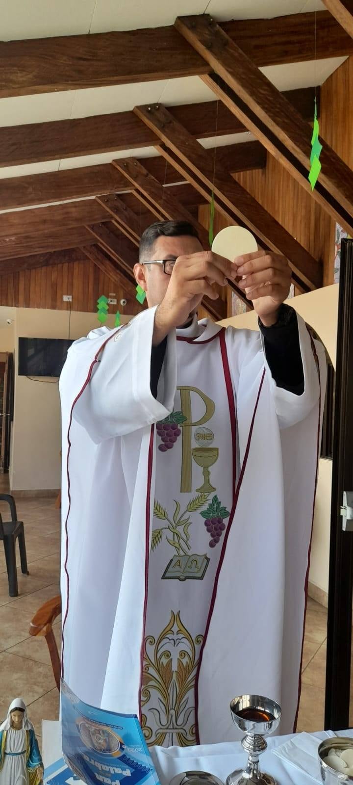 Deseo informarles y alertarles, sobre Ysmael José Perdomo Aguilera, de origen venezolano, quien fue seminarista y miembro de la Asociación Atletas de Cristo, el cual, se hace pasar por sacerdote, ofreciéndose para celebrar sacramentos y revistiéndose con los ornamentos (con la ropa) que utilizamos los sacerdotes de nuestra iglesia católica