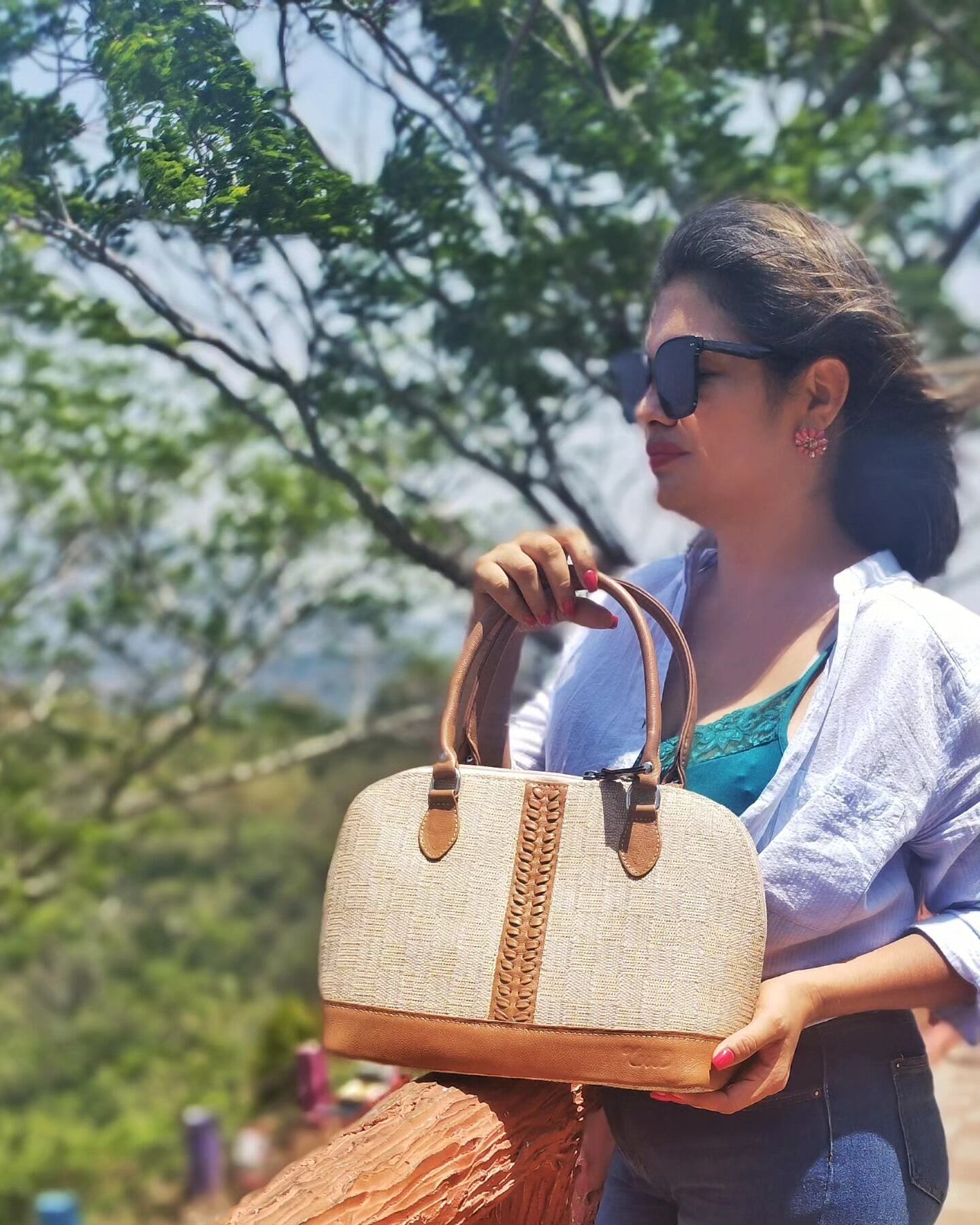 Yeni Martínez es una pulseadora, fabrica bolsos y trajo su talento para Costa Rica.