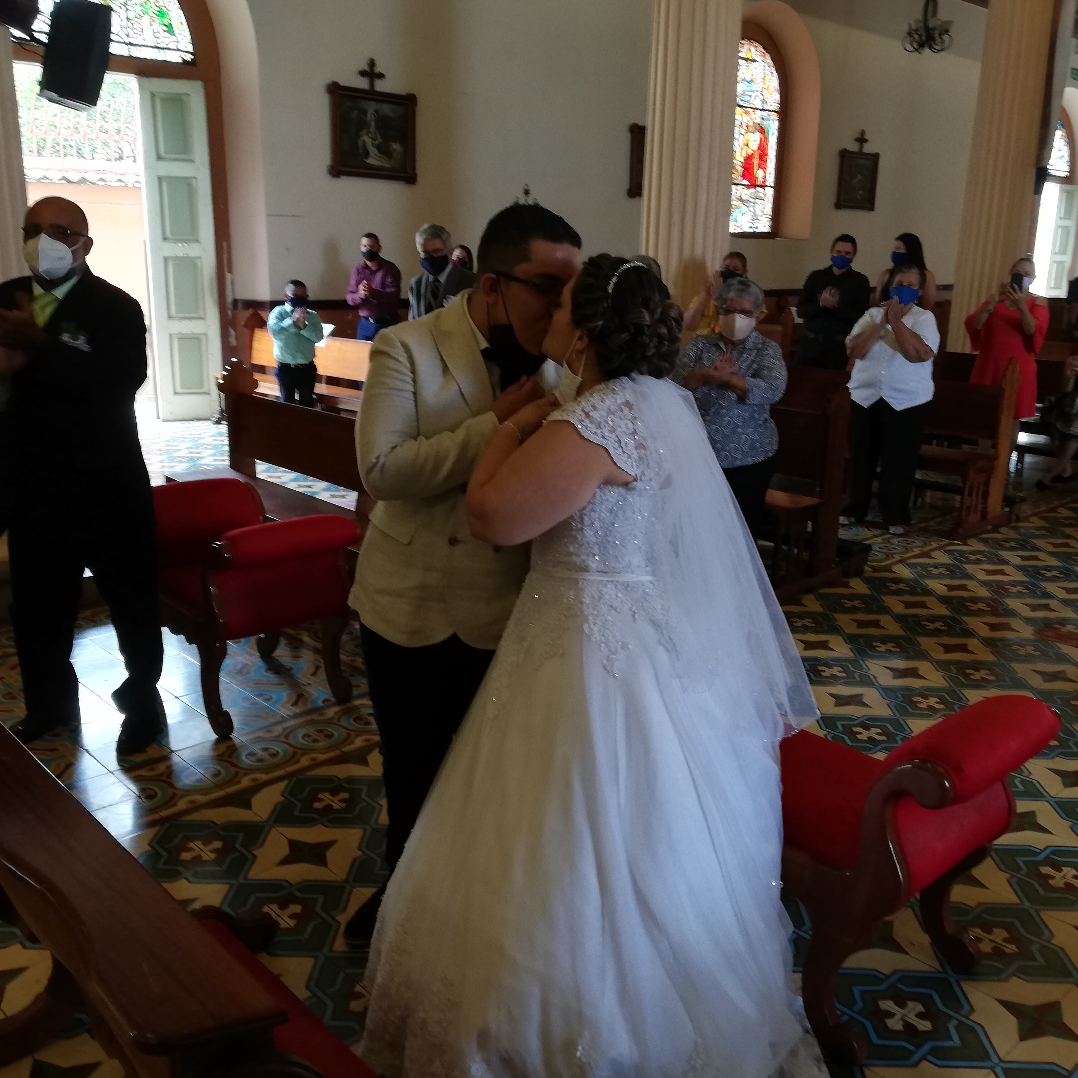 A las once de la mañana de este sábado 20 de marzo, Jendry Quesada Ulloa, se casó con José Andrés Obando Díaz, después de haber pospuesto la celebración en dos ocasiones anteriores por culpa del covid-19.