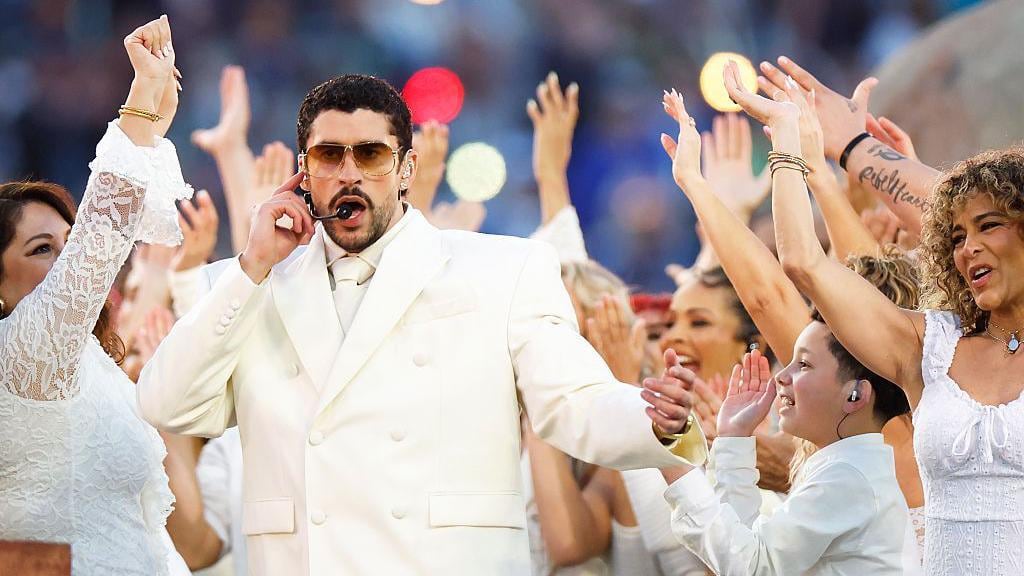 Bad Bunny en el Super Bowl 2026 y el costarricense Raúl Zúñiga, conocido como Chino, de 88 años.