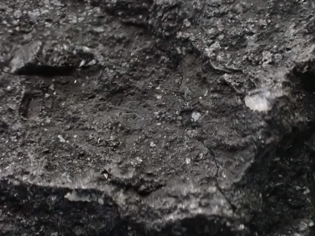 Paulo Ruiz Cubillos es geólogo de la Universidad de Costa Rica (UCR) y también es fotógrafo profesional. Él tuvo la exclusiva oportunidad de realizarse una sesión fotográfica a un fragmento del meteorito Aguas Zarcas.