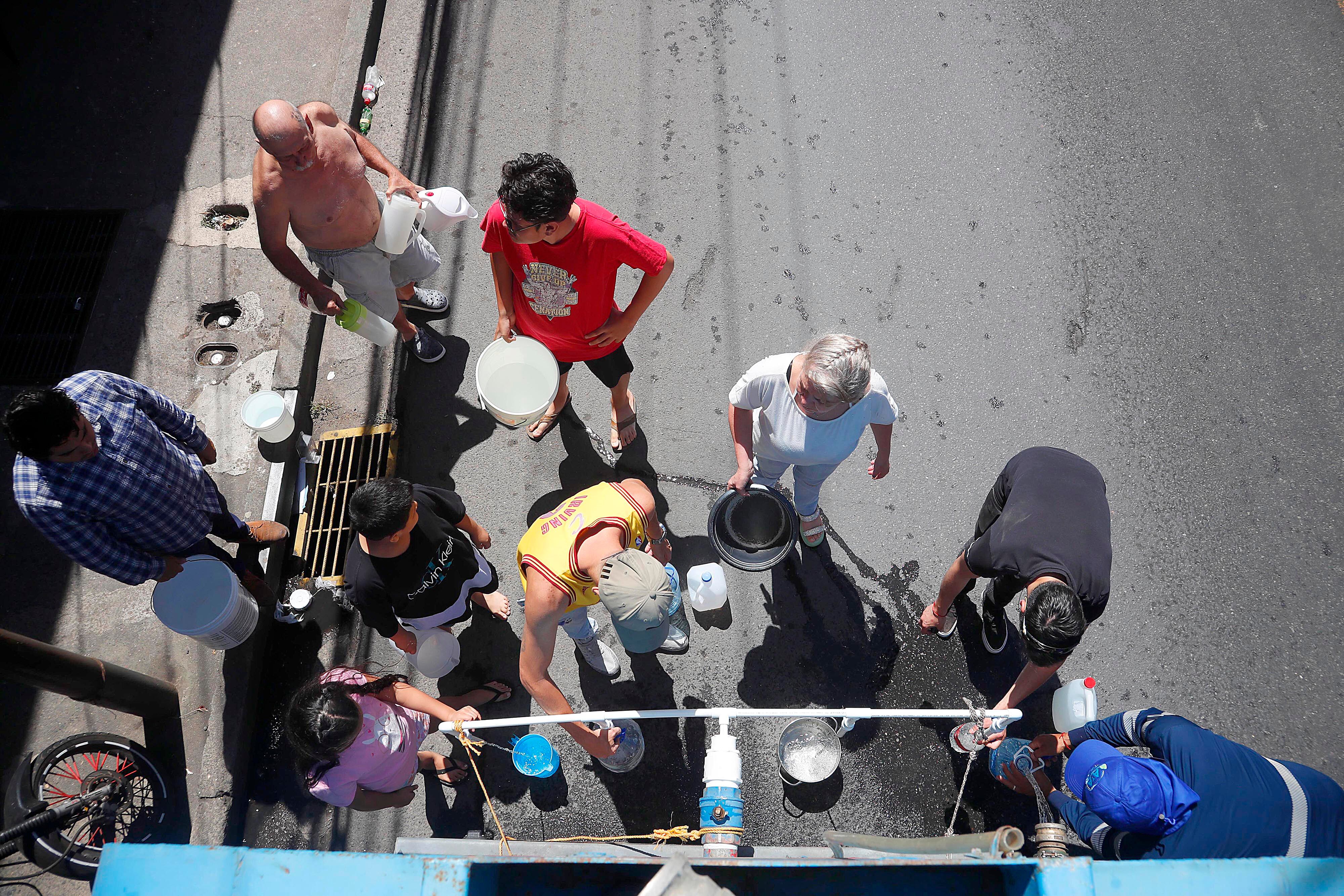 0/01/2024 Cinco Esquinas de Tibás, barrio San Gabriel Sur. Un camión cisterna contratado por Acueductos y Alcantarillados (AyA) repartió agua potable este martes por la mañana. Hombres, mujeres y niños de todas las edades se acercaron botellas, bidones, tarros y ollas para recoger agua ante la crisis que se vive por la contaminación del líquido con algún hidrocarburo hasta ahora desconocido. Foto: Rafael Pacheco Granados