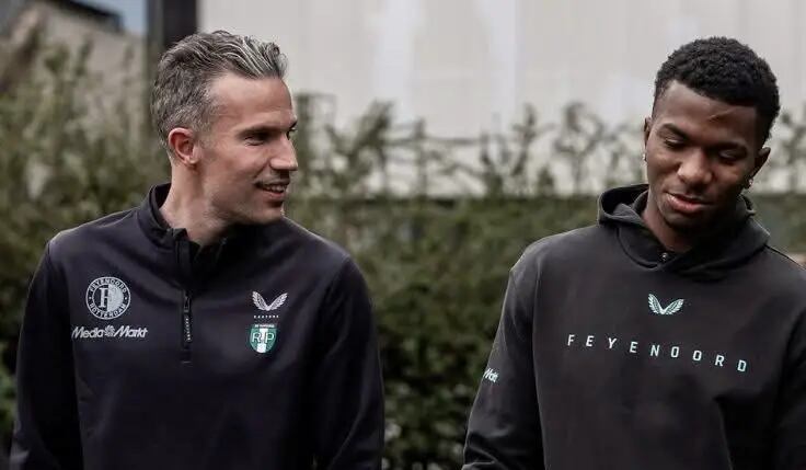 Robin van Persie desconfía de la manera tan intensa de ser Jeyland Mitchell en los entrenamientos.