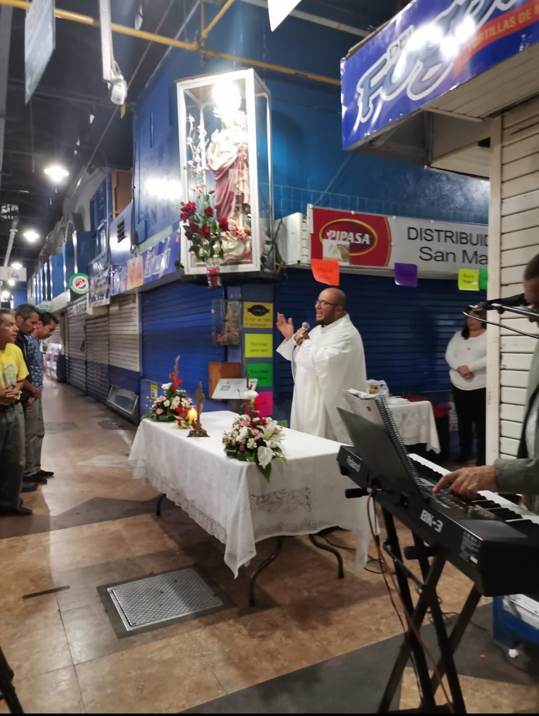 Ricardo Brenes Aguilar tiene 23 años de chinear la imagen del Sagrado Corazón de Jesús en el mercado de Cartago
