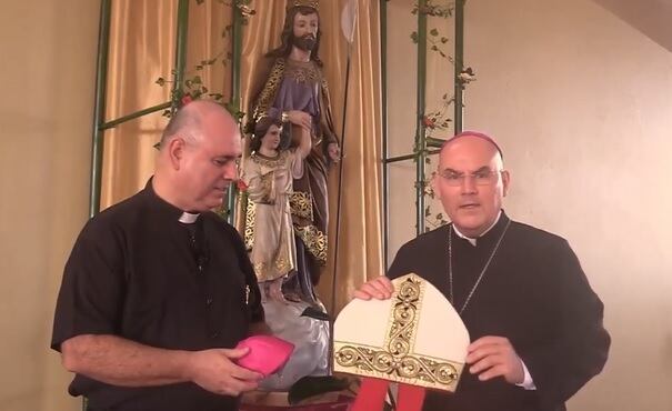 Monseñor José Manuel Garita, presidente de la Conferencia Episcopal, le dio varios regalos al nuevo obispo de Costa Rica, el padre Juan Miguel Castro Rojas quien será el quinto obispo de la diócesis de San Isidro del General