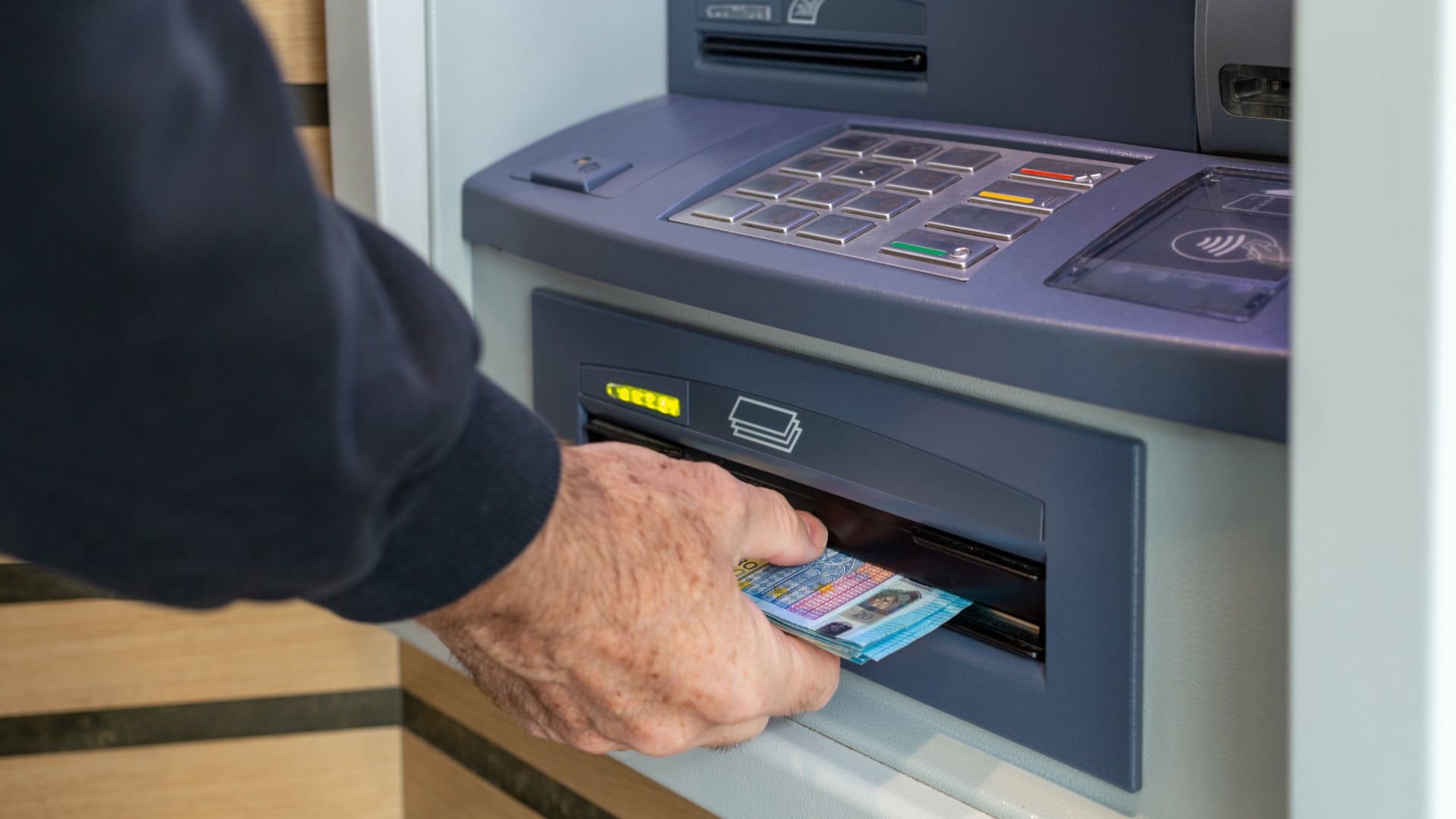 La CCSS pagará la pensión de febrero el 27. La institución pidió verificar la cuenta bancaria para recibir el depósito sin inconvenientes.