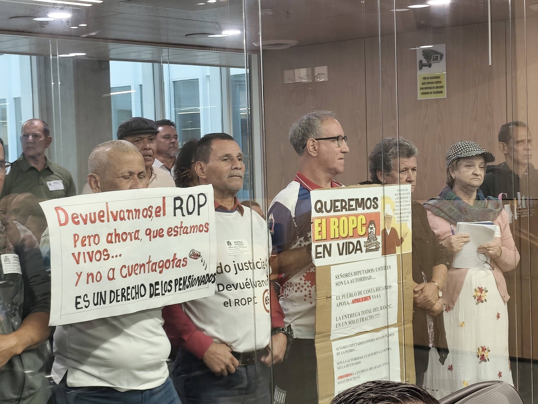 Miembros de los colectivos que defienden la entrega total del ROP acompañan la discusión en la mesa de trabajo de la Asamblea Legislativa.