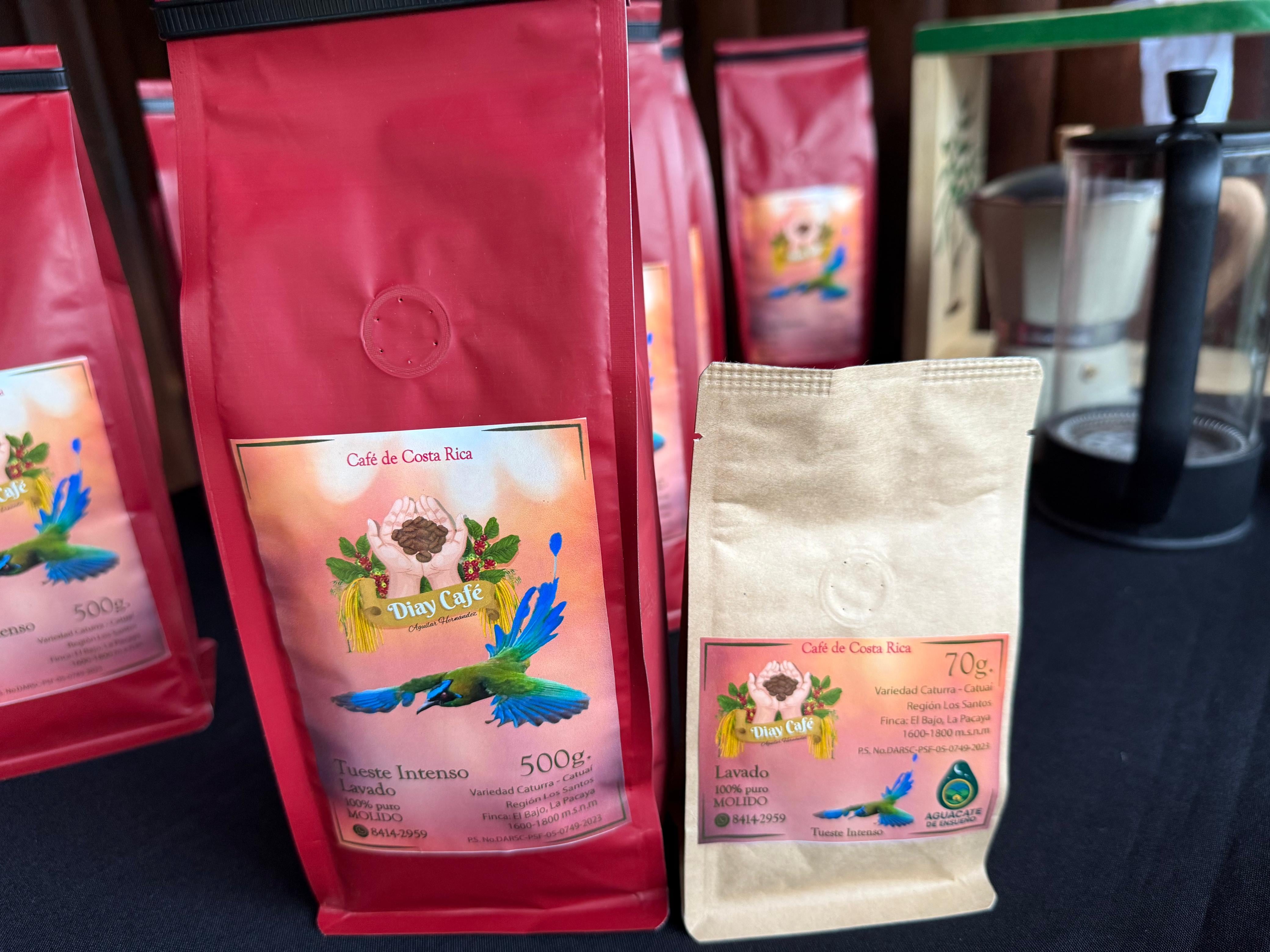 Don Daniel Aguilar y su hija Damiana de 12 años, de La Pacaya de Jericó en Desamparados, tienen hace dos años su propia marca de café llamada “Diay Café”.