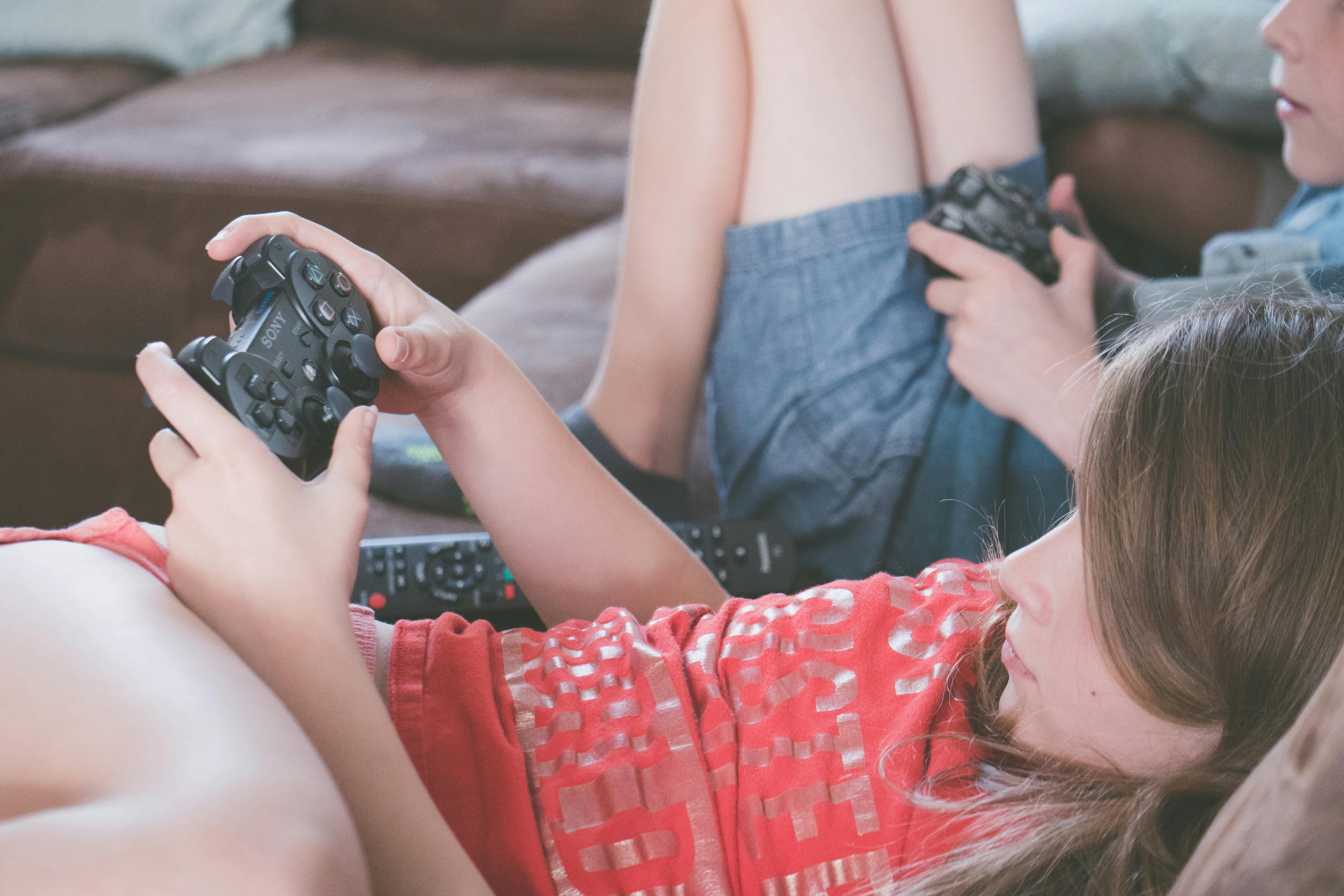 Los expertos recomiendan no pasar más de tres horas jugando videojuegos. Foto: Jessica Lewis/Pexels.