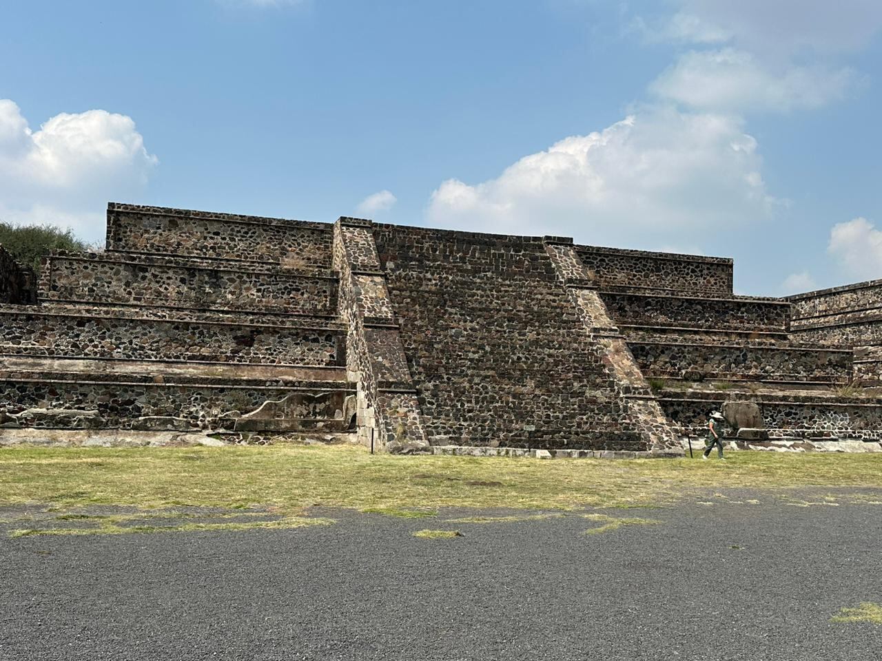 Además de las pirámides, hay estrcturas muy chivas que forman parte de la que fue la ciudad.