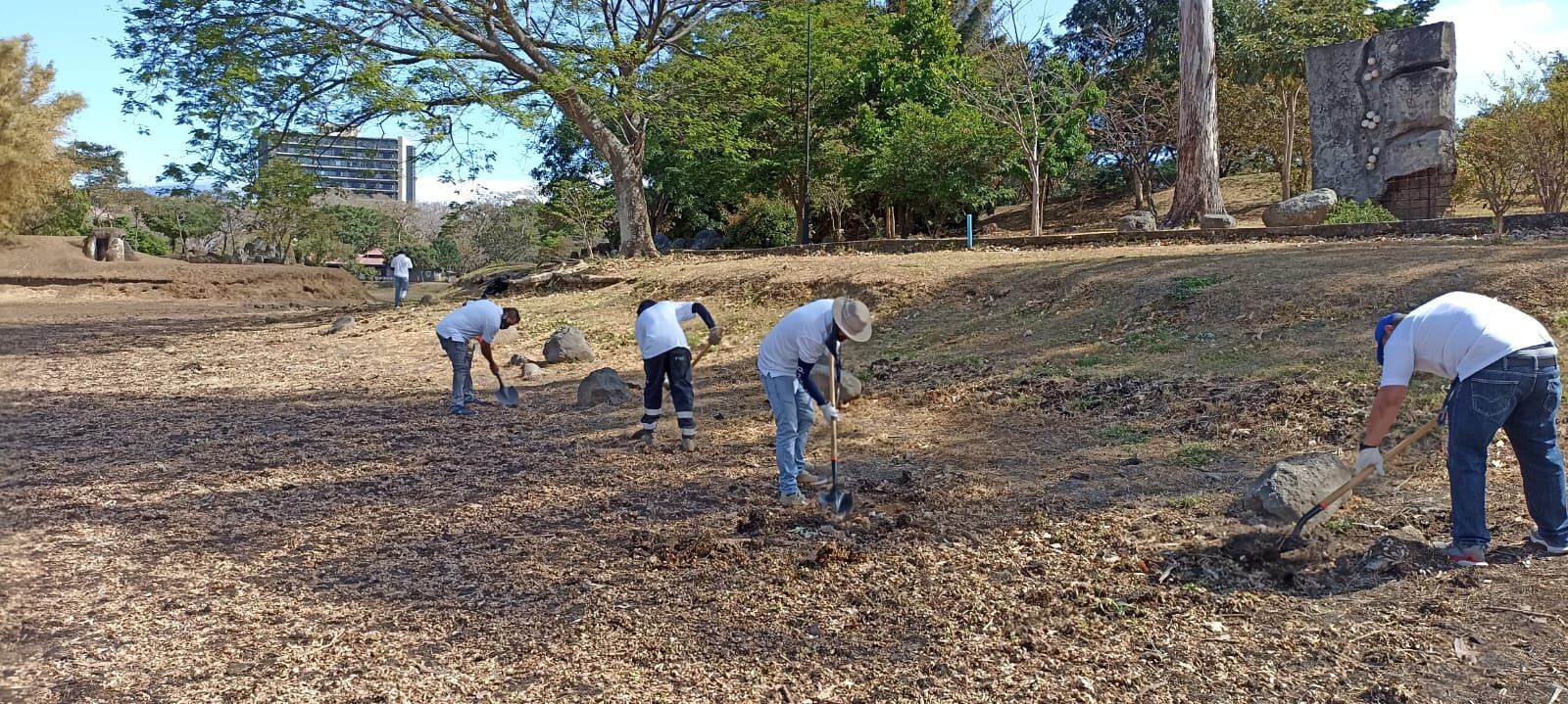 En este mes de marzo, por primera vez, se han unido cuatro instituciones que lograron el permiso del Instituto Costarricense del Deporte y la Recreación (Icoder) para poder meterle mano con la limpieza al lago