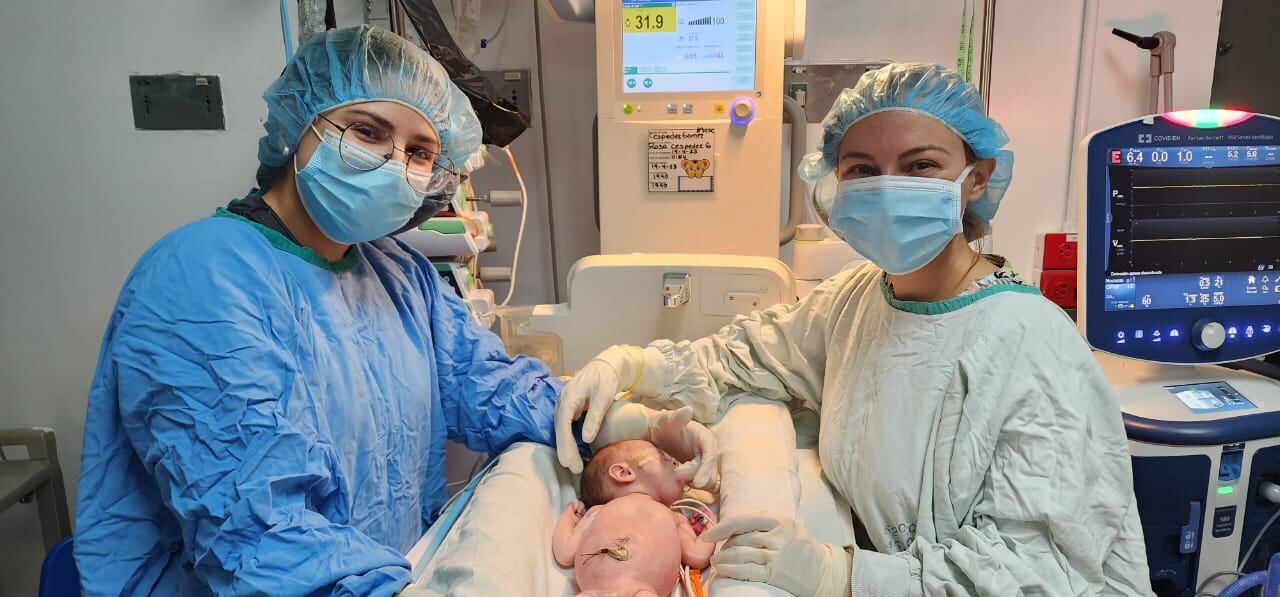 Histórico realizan cirugía a bebé conectado a su madre por cordón umbilical en Limón