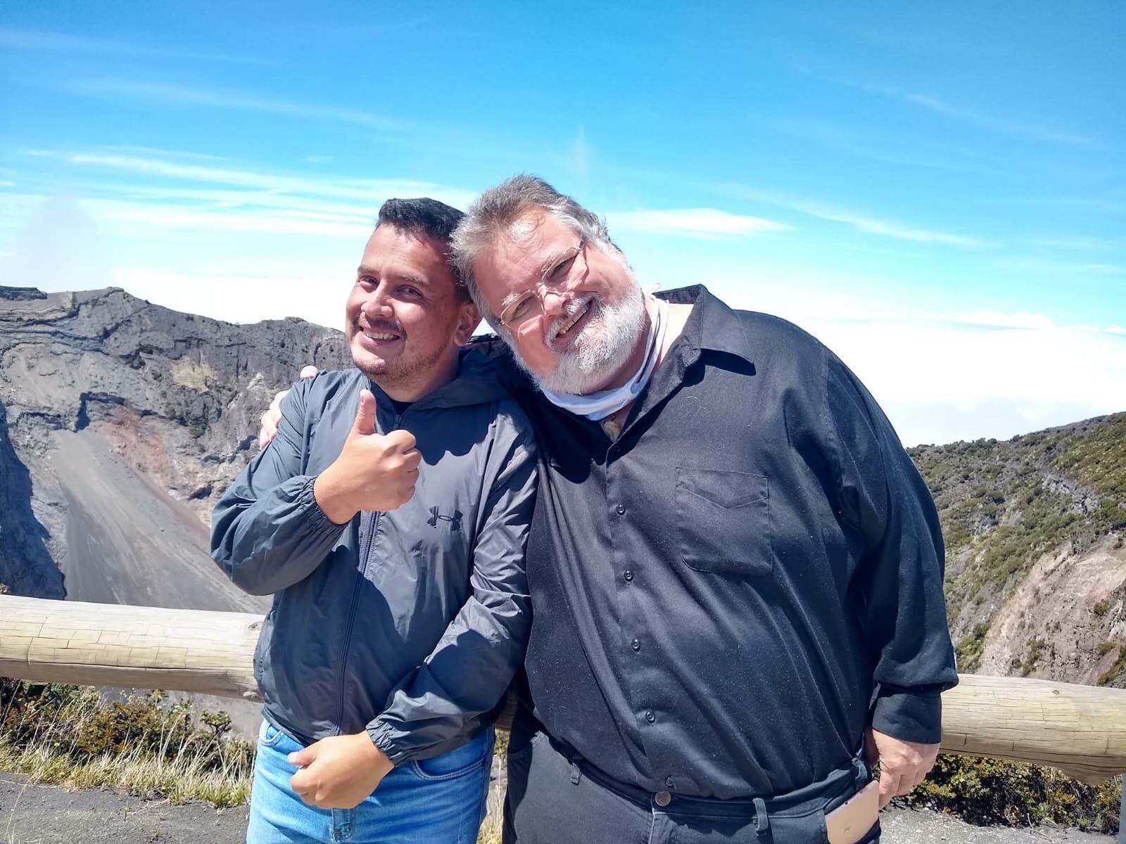 El investigador paranormal Israel Barrantes colaboró con Discovery Channel en la búsqueda de fantasmas en el antiguo hotel La Condesa y los mismos productores vieron en una toma de visión nocturna como una especie de demonio se le metió la tico.