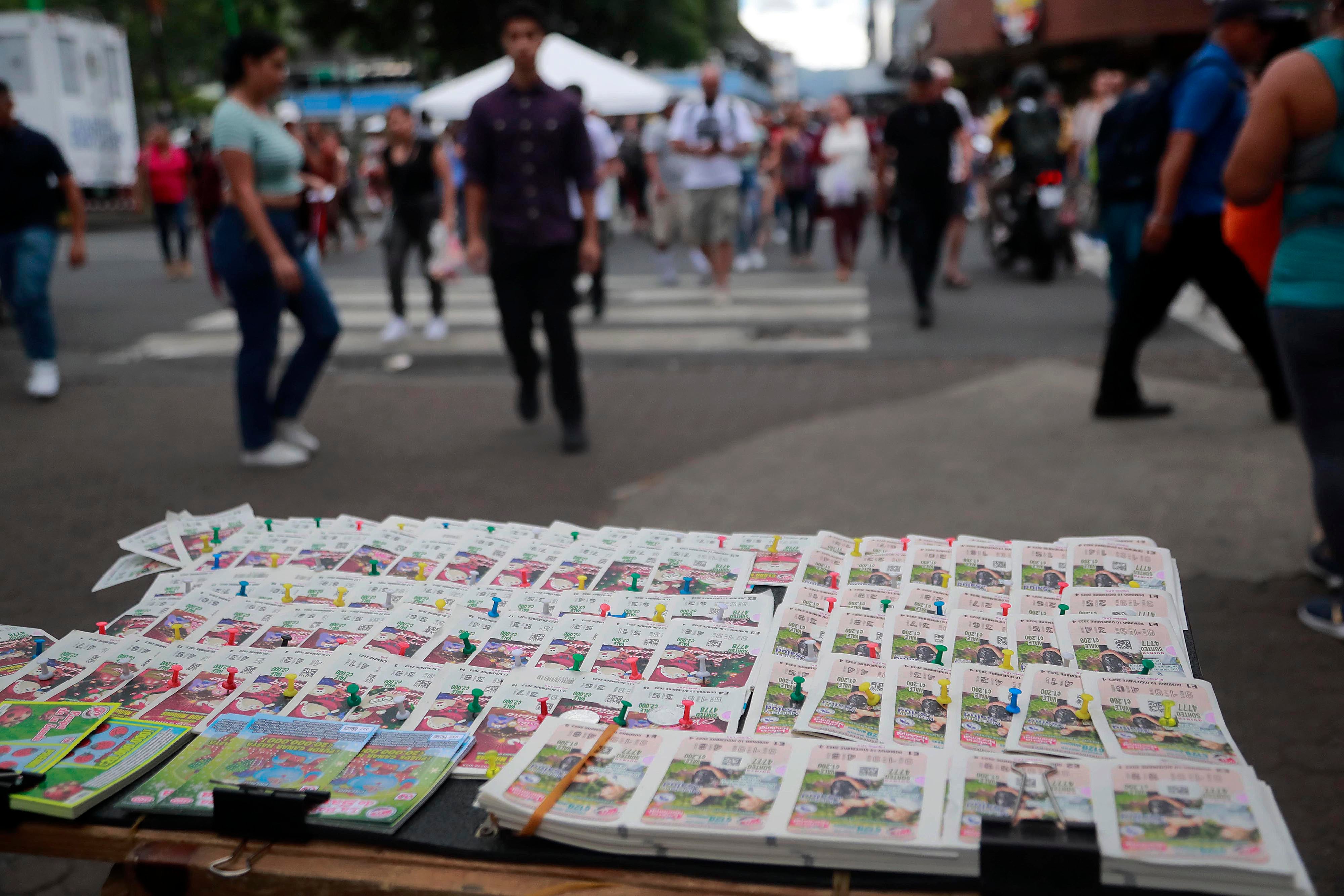 06/12/2023 San José. Vendedores de lotería aseguran que la venta de Navideña o Gordo navideño, como se le conoce, está muy mala.