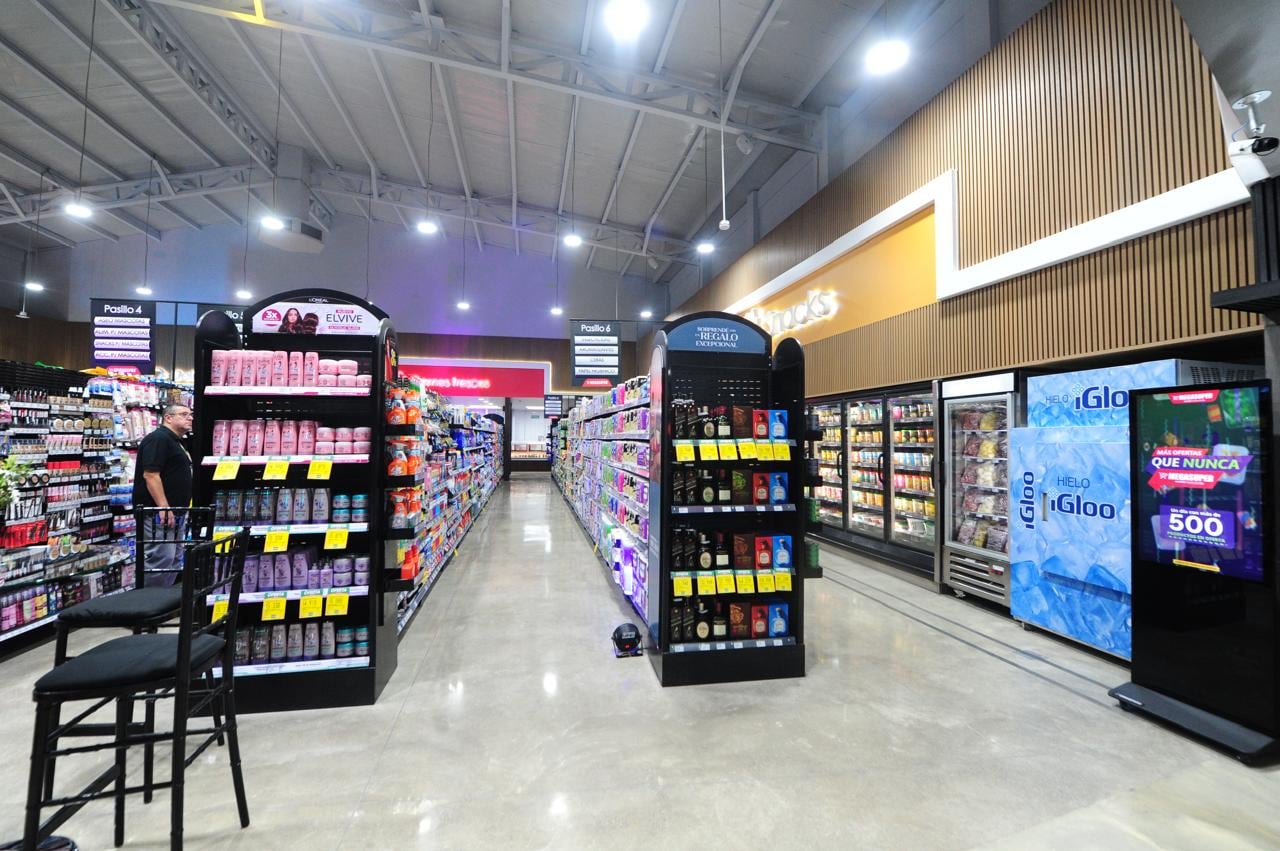 Nuevo Mega Super de Escazú, es el número 80 de la cadena de supermercados. 
El Roble, que ahora es el árbol más chineado de Escazú, fue salvado  de la muerte por supermercado Megasuper.