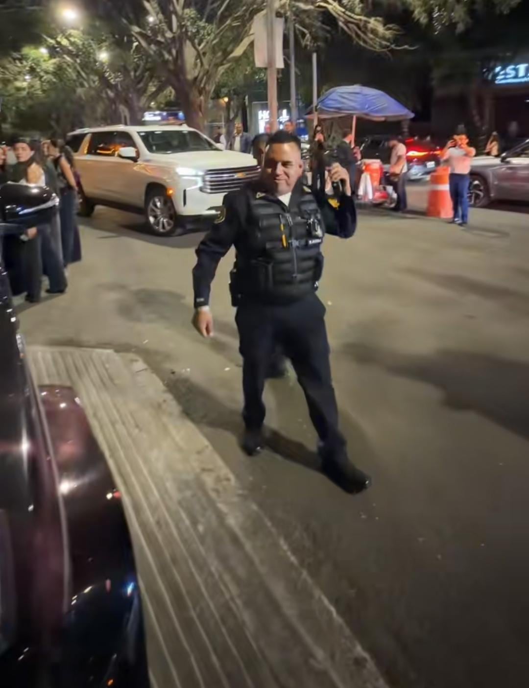 El influencer Alex Tacher captó una escena inesperada frente a una discoteca que rápidamente se volvió tendencia.