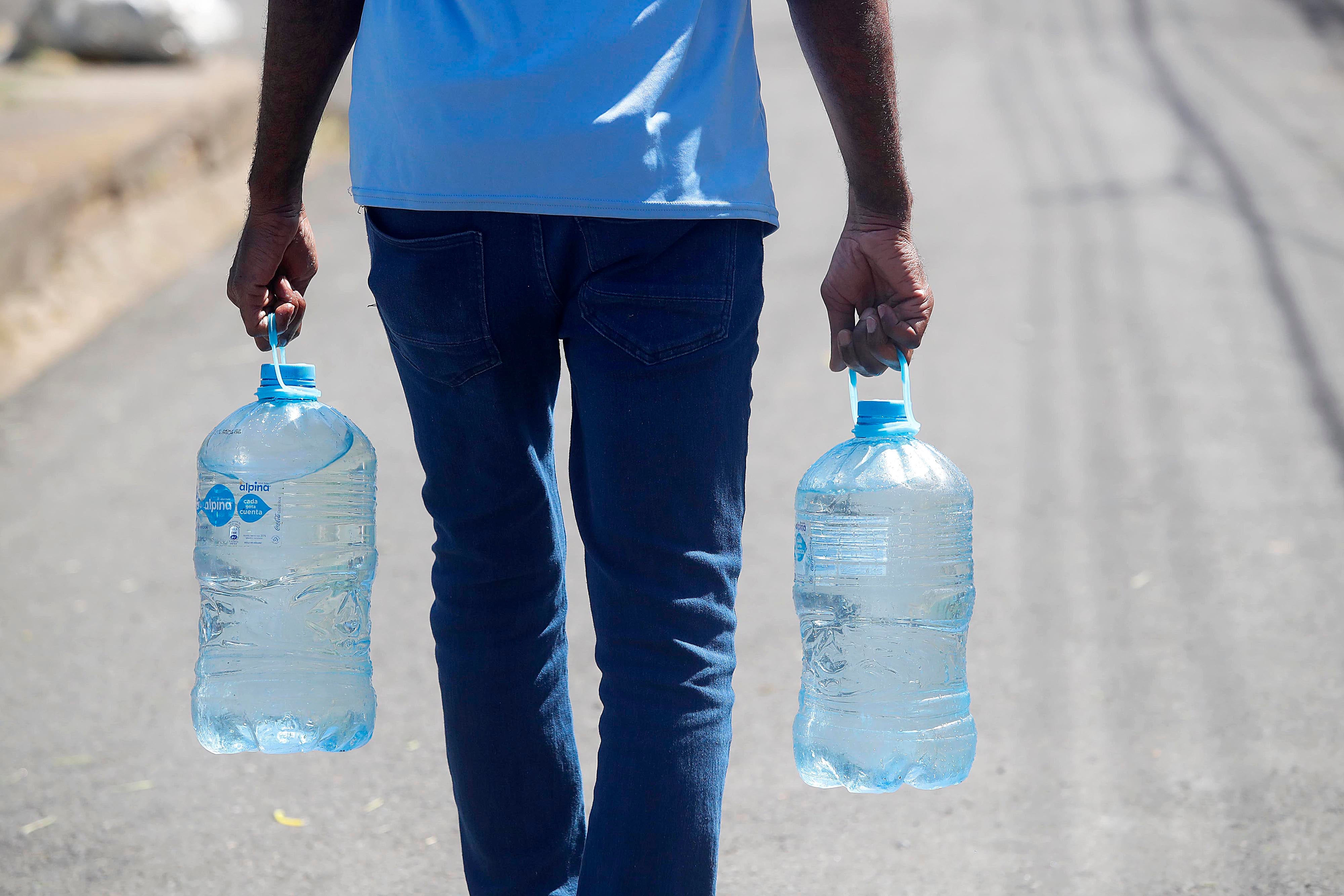 0/01/2024     Cinco Esquinas de Tibás, barrio San Gabriel Sur. Un camión cisterna contratado por Acueductos y Alcantarillados (AyA) repartió agua potable este martes por la mañana. Hombres, mujeres y niños de todas las edades se acercaron botellas, bidones, tarros y ollas para recoger agua ante la crisis que se vive por la contaminación del líquido con algún hidrocarburo hasta ahora desconocido. Foto: Rafael Pacheco Granados