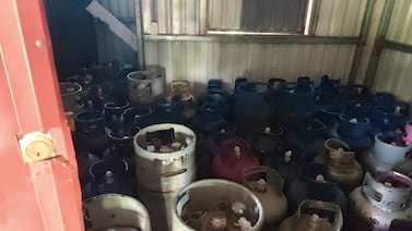 Detienen a tres hombres que estarían ligados con robo de camión cargado con 200 cilindros de gas