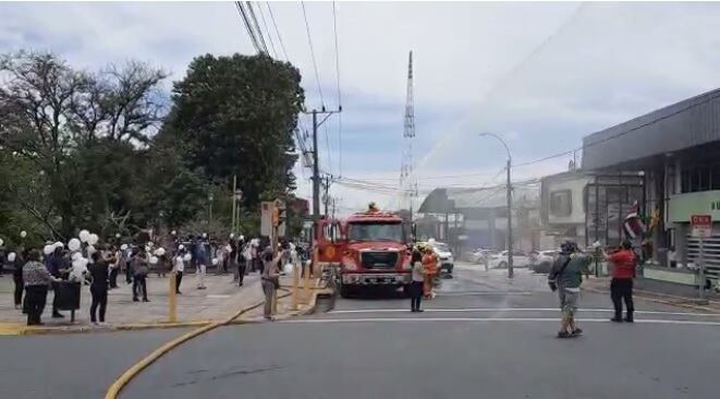 Con grandes manifestaciones de cariño, como la organizada por la estación de bomberos de Tibás, el cantón, con mucho dolor, se despide de su alcalde, Carlos Cascante Durán, quien falleció este domingo 16 de mayo por culpa del covid-19