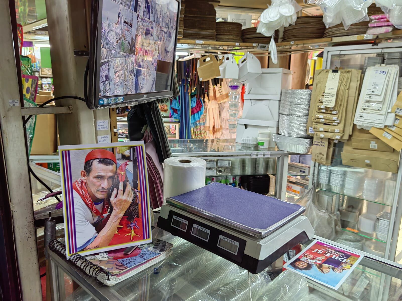 Martín Aguilar Herrera, falleció el 22 de febrero del 2022, era conocido como el domador de gallos de San José y alegraba el Mercado Central por eso los trameros no lo olvidan y lo extrañan demasiado