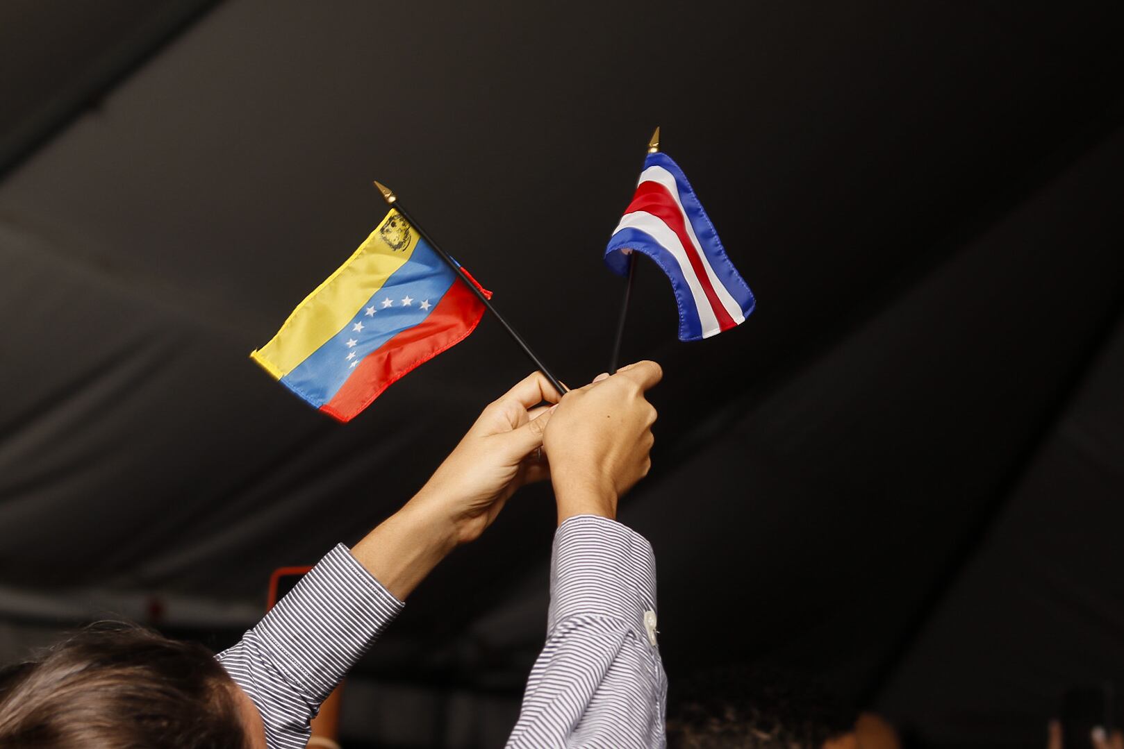 30/07/2024. Vigilia de Venezolanos que viven en Costa Rica se manifiestan contra la presidencia de Nicolás Maduro. Fotografía: Lilly Arce.