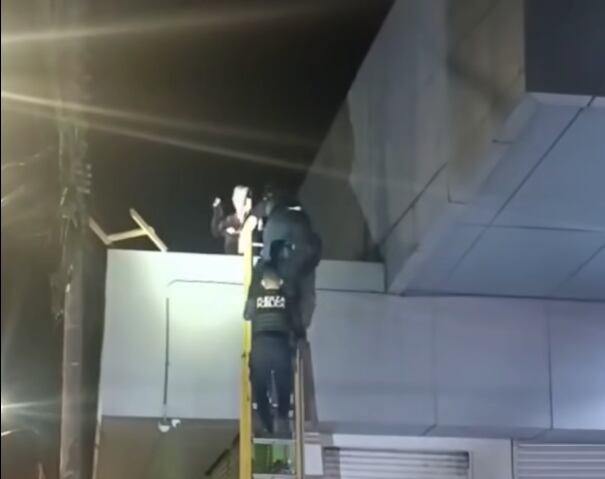 Otro policía salió al rescate de su compañeros. Foto Agencia Nacional de Información.