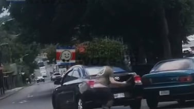 Pleito entre conductores termina con carro destrozado y un hombre atropellado en Alajuela