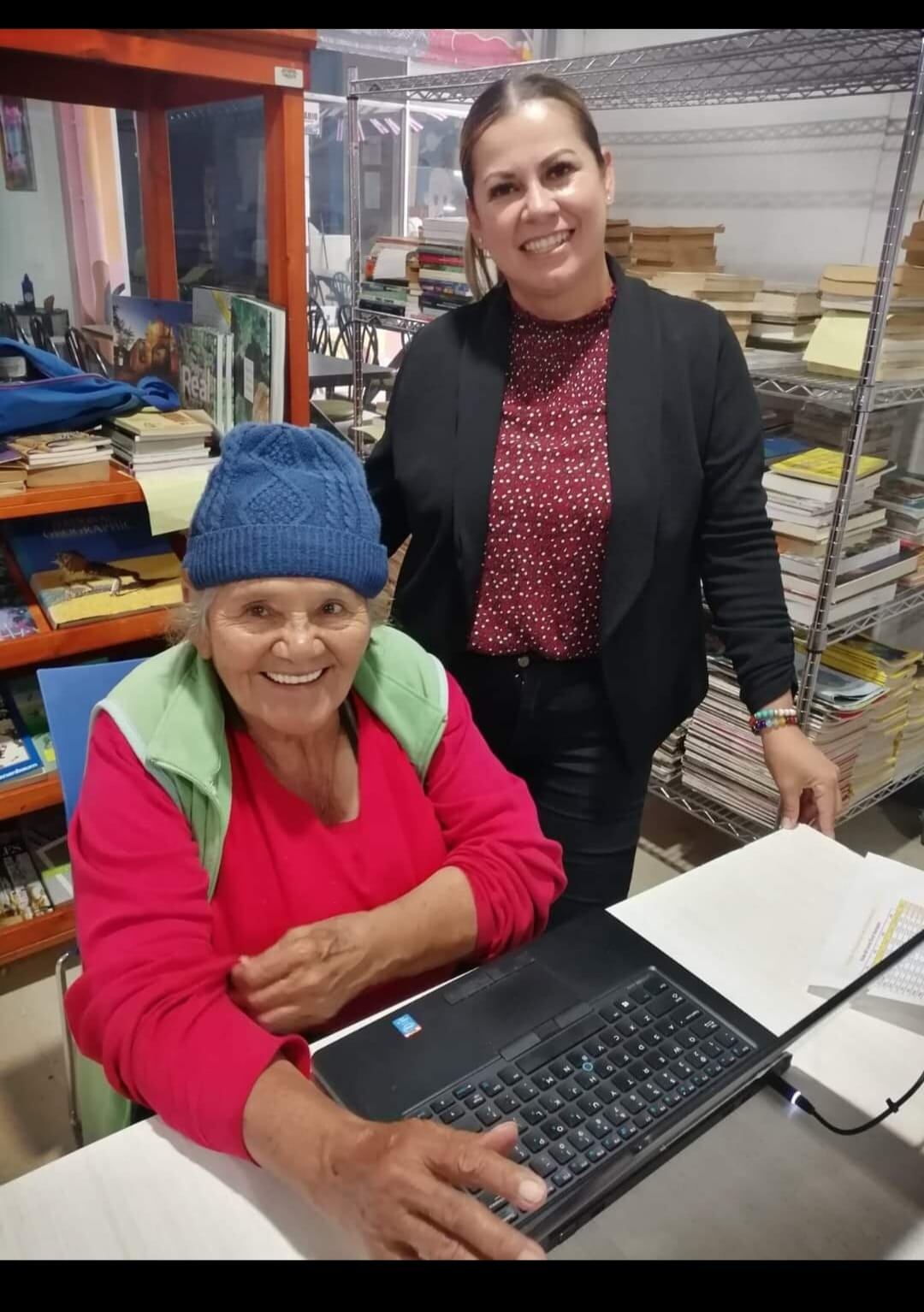 Doña Rosa Hernández logró graduarse de barbera, a sus 77 años.