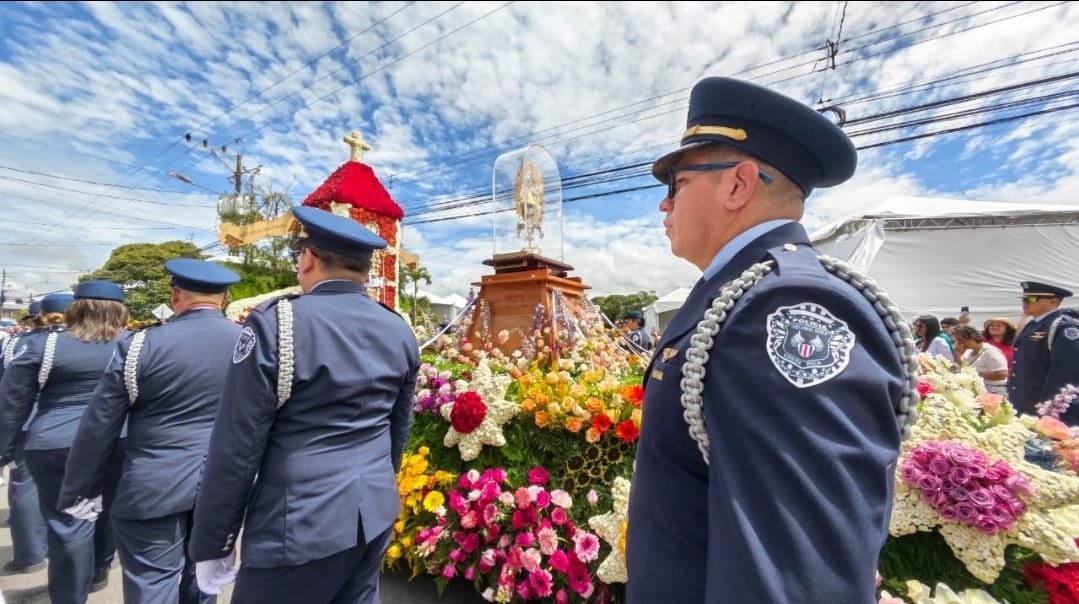Durante las actividades realizadas este lunes en la Basílica de Nuestra Señora de los Ángeles en Cartago, el Servicio de Vigilancia Aérea (SVA) tuvo el privilegio de brindar la Guardia de Honor a la Virgen de Los Ángeles en la tradicional Pasada.