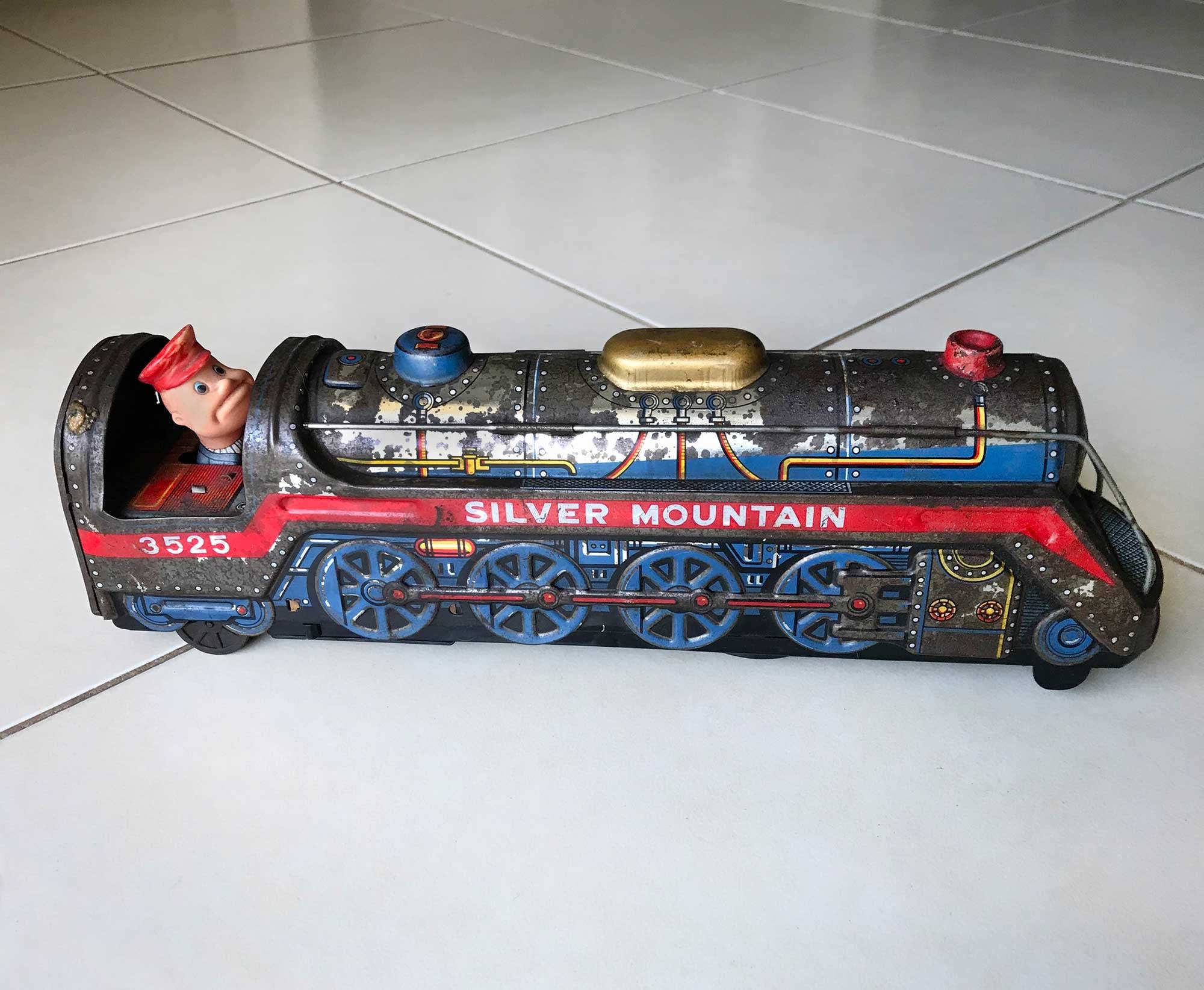 Joaquín Brenes Murillo, quien nació en 1971, colecciona juguetes de antaño. Tiene una página en Facebook que se llama "Vintage Toys Costa Rica".